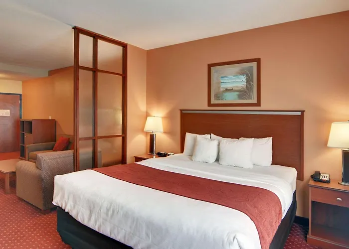 Quality Suites Near Cedar Creek Lake