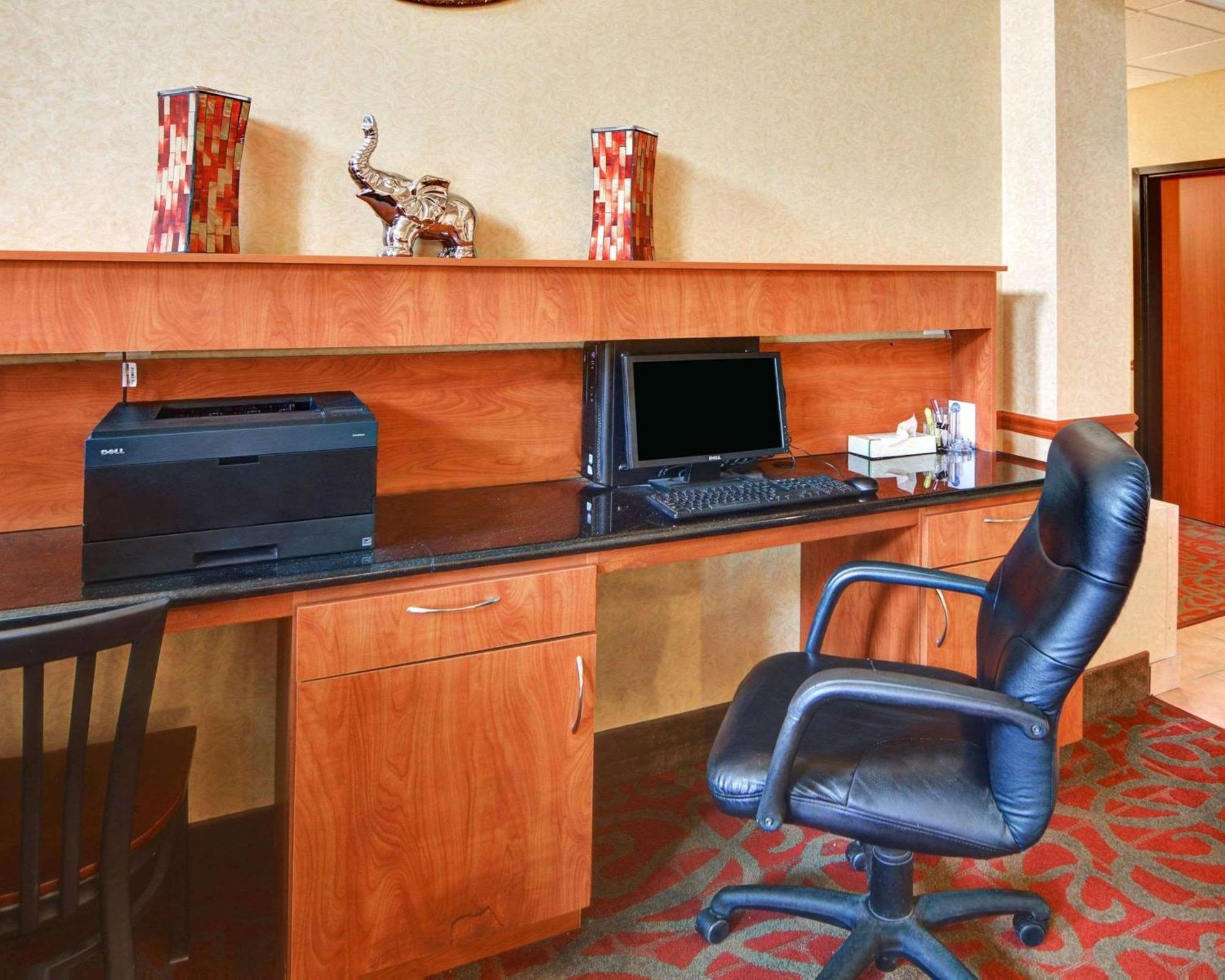 Quality Near Cedar Creek Hotel 3*